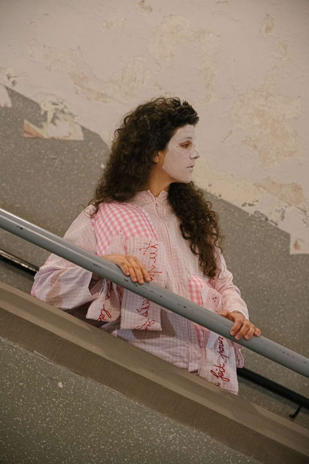 Kiki DeGonzag, d'HOMMestique. INACT Festival des Arts Mutants 2024, Co-modification.