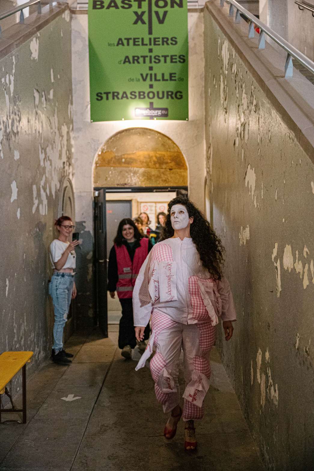 Kiki DeGonzag, d'HOMMestique. INACT Festival des Arts Mutants 2024, Co-modification.