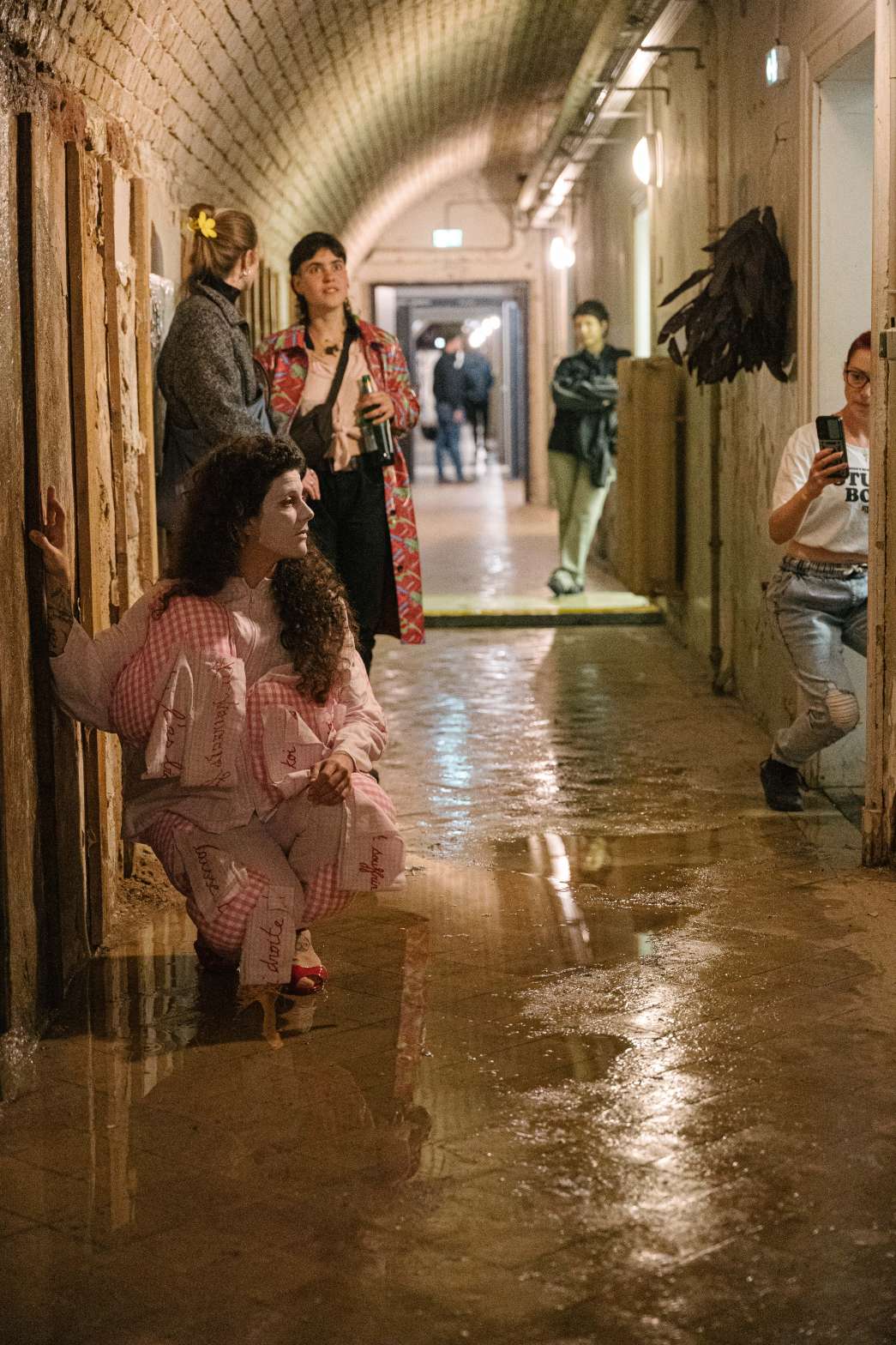 Kiki DeGonzag, d'HOMMestique. INACT Festival des Arts Mutants 2024, Co-modification.