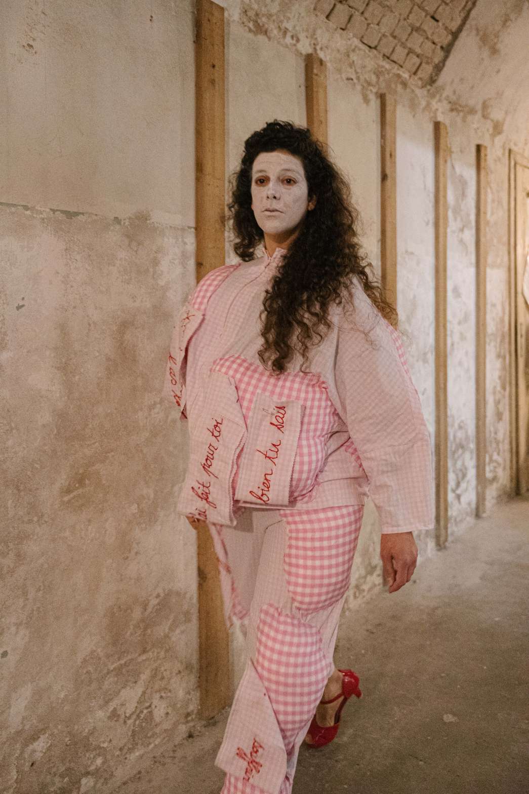 Kiki DeGonzag, d'HOMMestique. INACT Festival des Arts Mutants 2024, Co-modification.