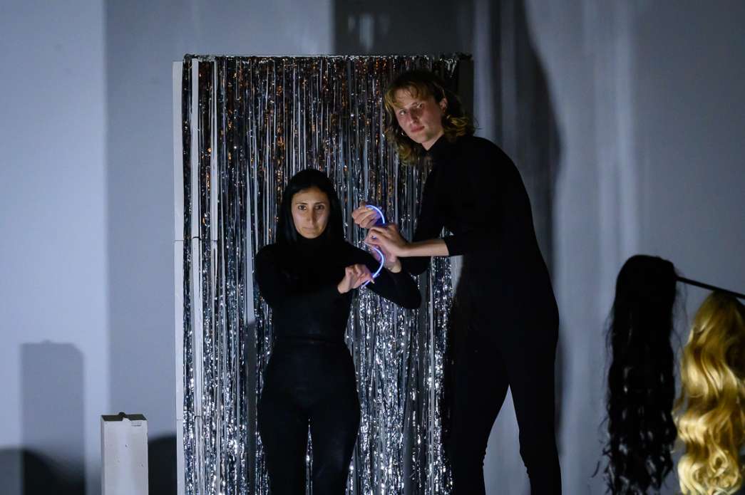 Julien Kirrmann, Ines Assoual, D&eacute;compte vers une fin connue. INACT Festival des Arts Mutants 2024, Co-modification.