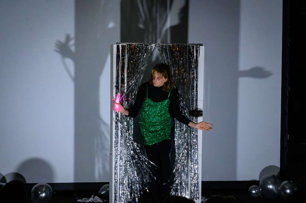 Julien Kirrmann, Ines Assoual, D&eacute;compte vers une fin connue. INACT Festival des Arts Mutants 2024, Co-modification.