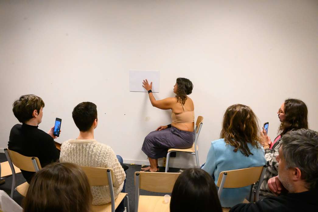 Marina Dubia, Implication Studies, or Performance for Englishmen. INACT Festival des Arts Mutants 2024, Co-modification.