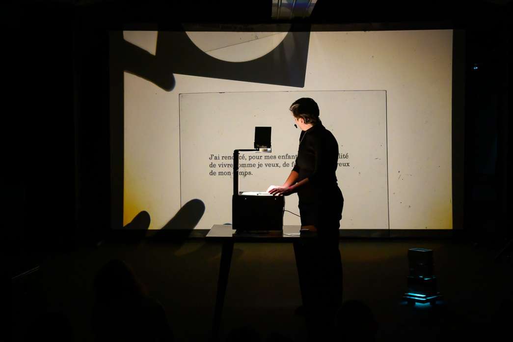 Adina Ochea, Le projecteur de petits sacrifices. INACT Festival des Arts Mutants 2024, Co-modification.