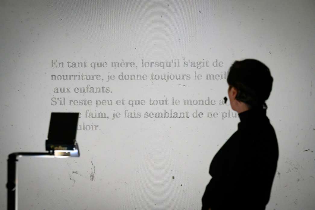 Adina Ochea, Le projecteur de petits sacrifices. INACT Festival des Arts Mutants 2024, Co-modification.
