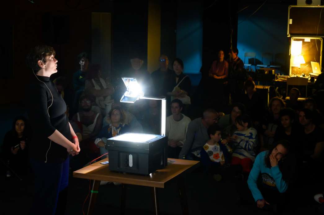 Adina Ochea, Le projecteur de petits sacrifices. INACT Festival des Arts Mutants 2024, Co-modification.