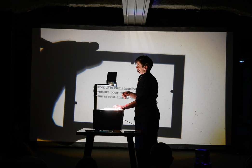 Adina Ochea, Le projecteur de petits sacrifices. INACT Festival des Arts Mutants 2024, Co-modification.