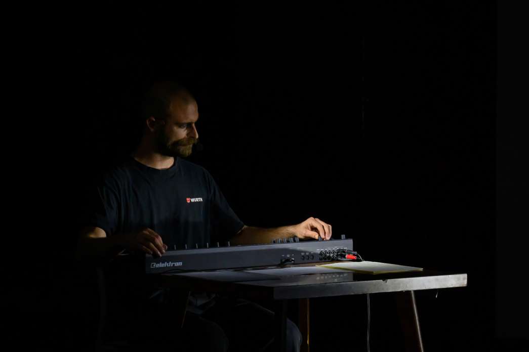 Augustin R&eacute;my-Palisson, Maxence Pinchon, Manuel pour polir sa langue contre les vagues. INACT Festival des Arts Mutants 2024, Co-modification.