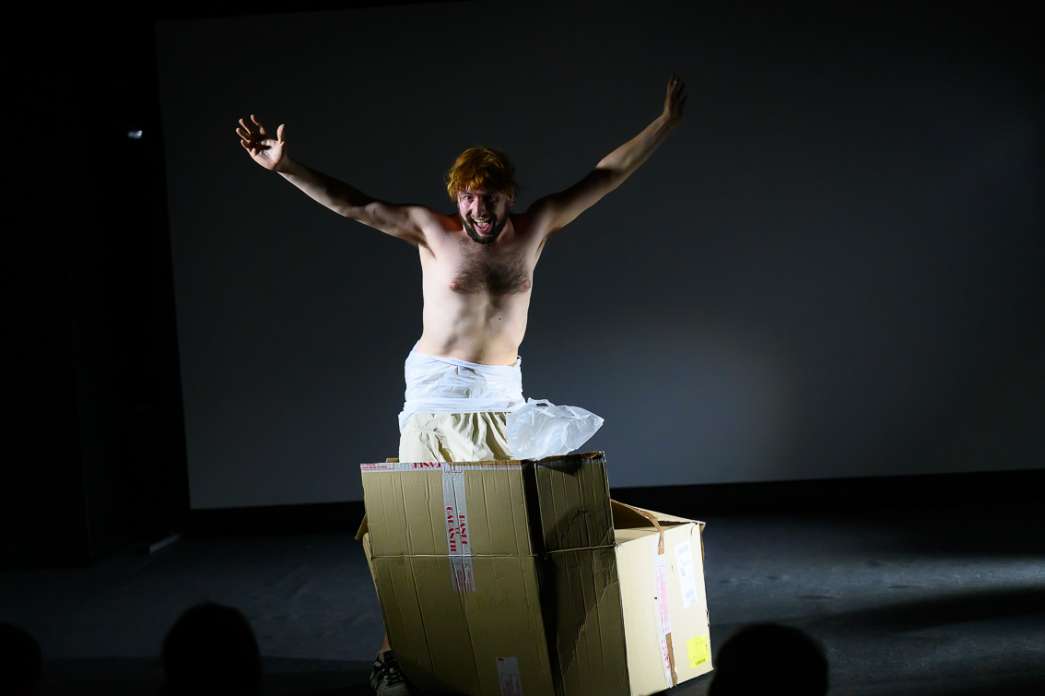 Martijn van Elferen, Pli&eacute; en deux (XXY). INACT Festival des Arts Mutants 2024, Co-modification.