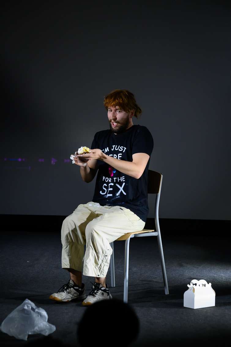 Martijn van Elferen, Pli&eacute; en deux (XXY). INACT Festival des Arts Mutants 2024, Co-modification.