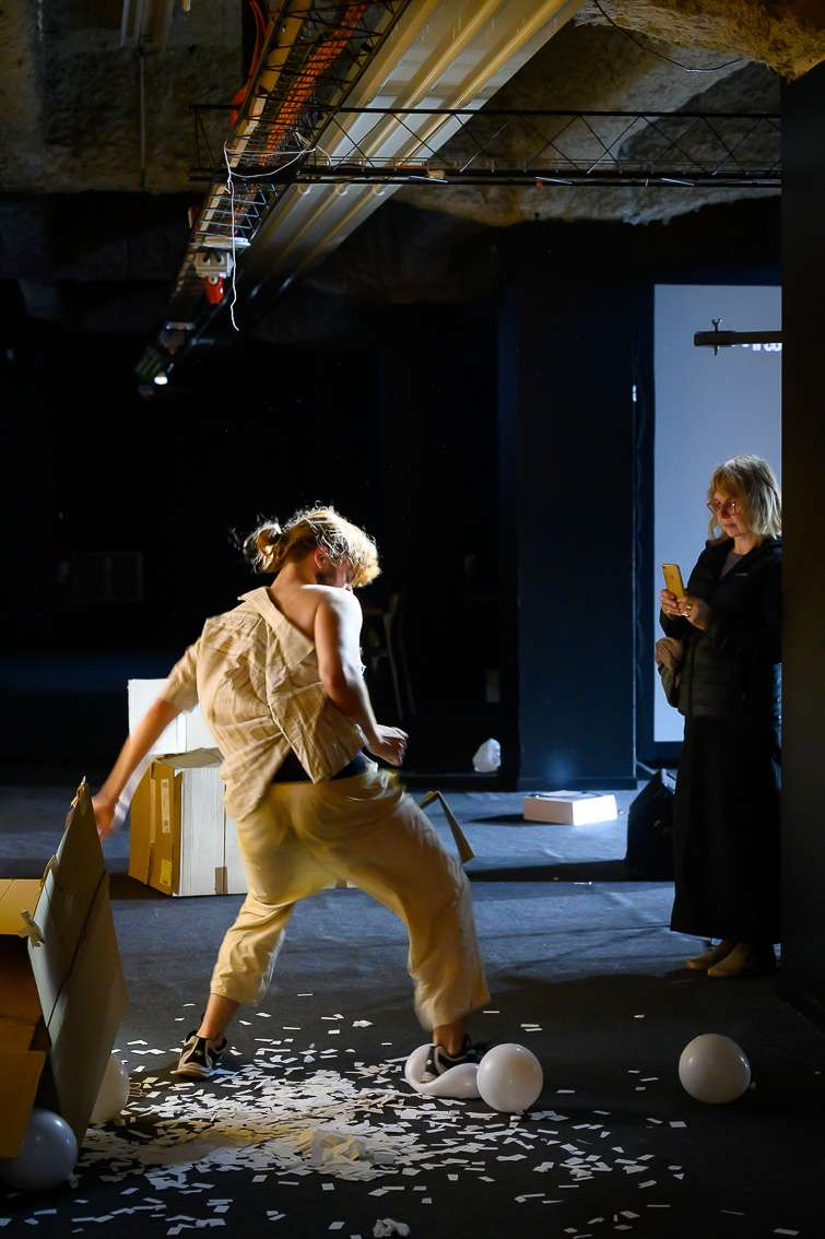 Martijn van Elferen, Pli&eacute; en deux (XXY). INACT Festival des Arts Mutants 2024, Co-modification.