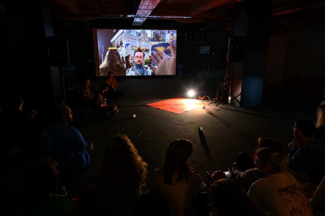 Martin Bas, Qui c'est ce type l&agrave;&nbsp;?. INACT Festival des Arts Mutants 2024, Co-modification.