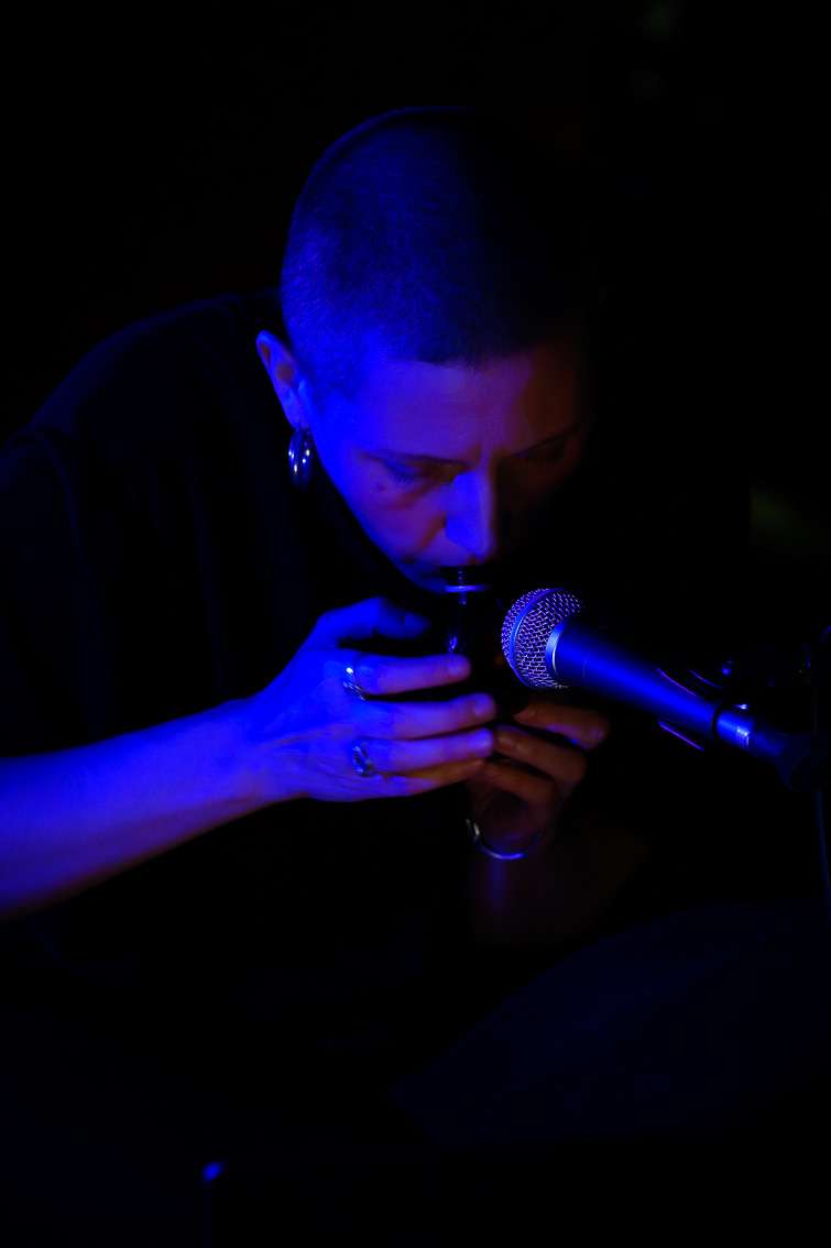 Th&eacute;a Soti, Thea Soti + Chorale: Voix recycl&eacute;es. INACT Festival des Arts Mutants 2024, Co-modification.