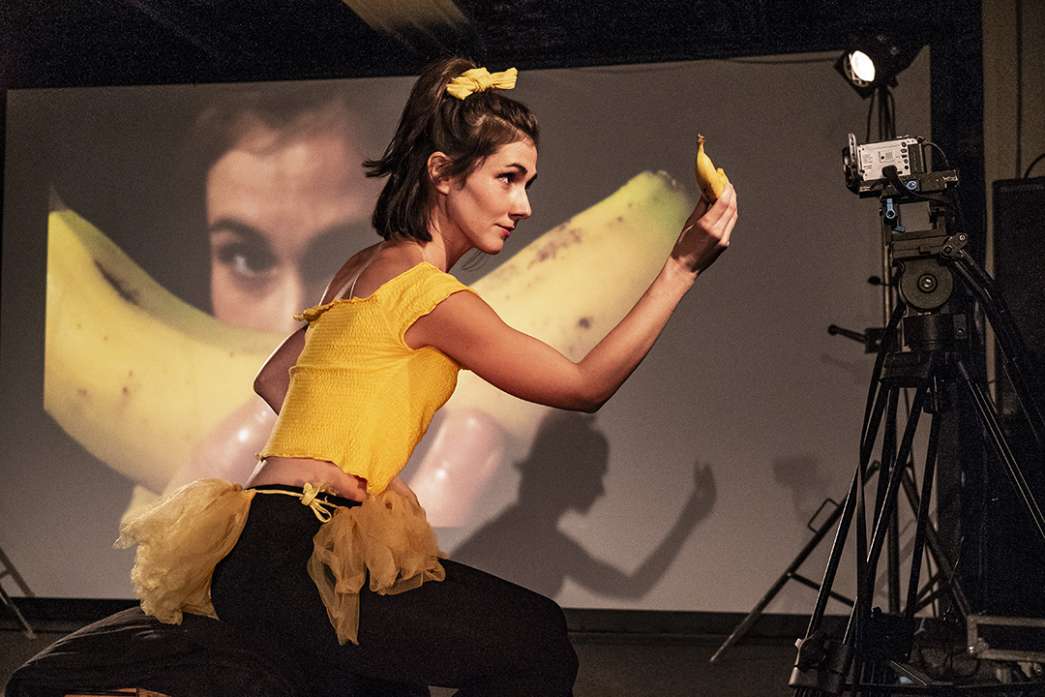 Compagnie ///E///, « La banane et le complot des gens qui pleurent ». INACT Festival des Arts Mutants 2020. Photo : Patrick Lambin.