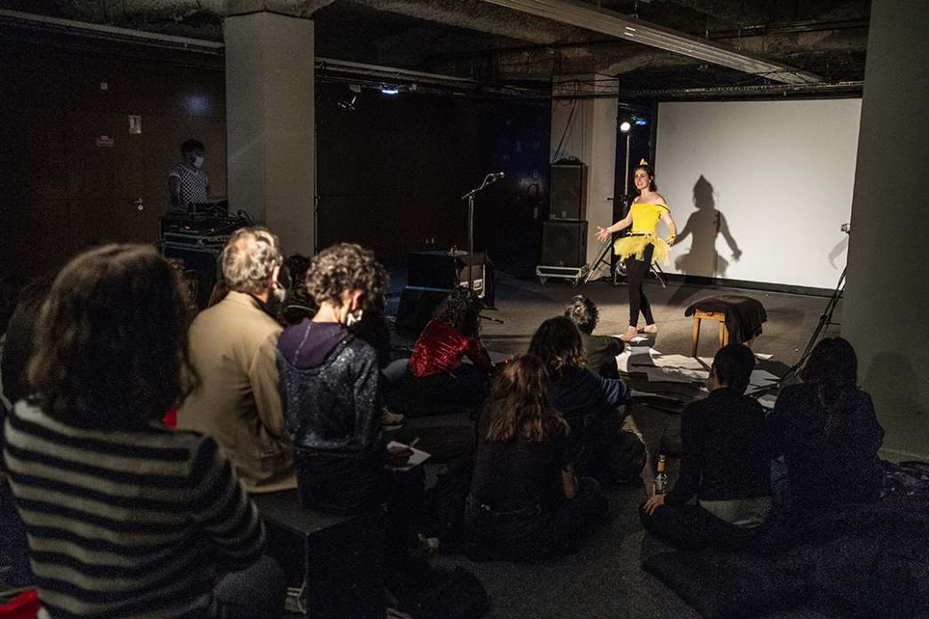 Compagnie ///E///, « La banane et le complot des gens qui pleurent ». INACT Festival des Arts Mutants 2020. Photo : Patrick Lambin.