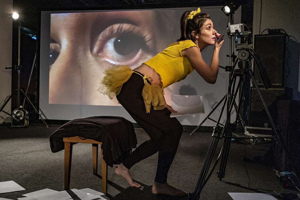 Compagnie ///E///, « La banane et le complot des gens qui pleurent ». INACT Festival des Arts Mutants 2020. Photo : Patrick Lambin.