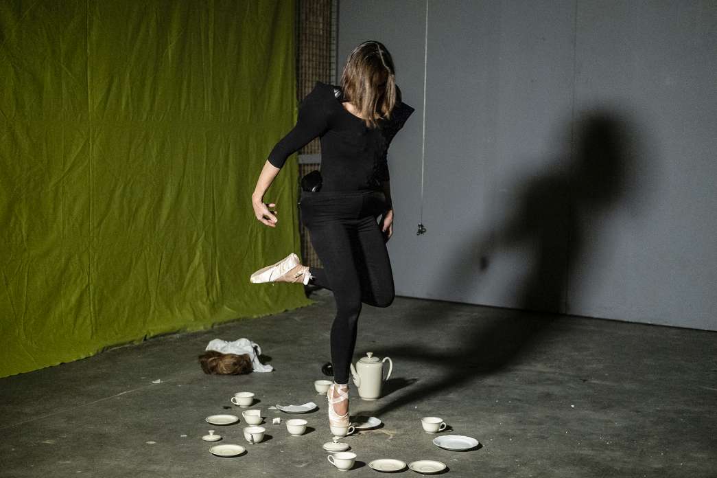 Cindy Cordt, « On ne peut que déplorer l’importance de Kant ». INACT Festival des Arts Mutants 2020. Photo : Patrick Lambin.