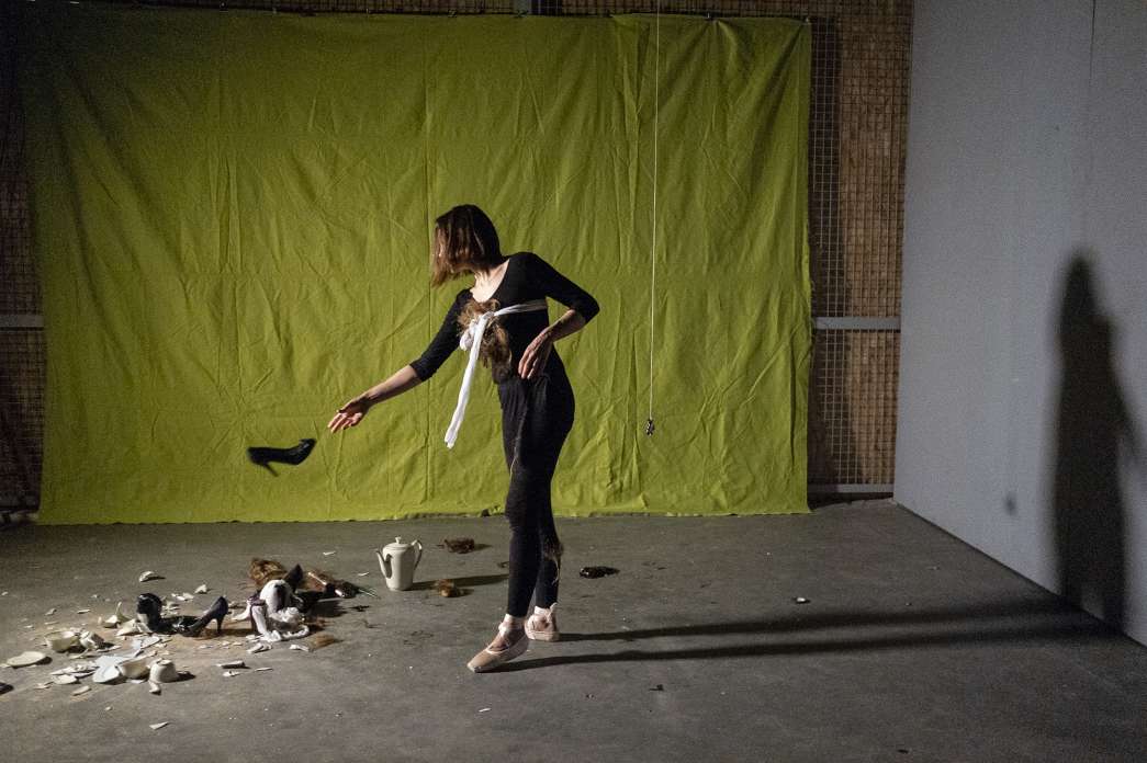 Cindy Cordt, « On ne peut que déplorer l’importance de Kant ». INACT Festival des Arts Mutants 2020. Photo : Patrick Lambin.
