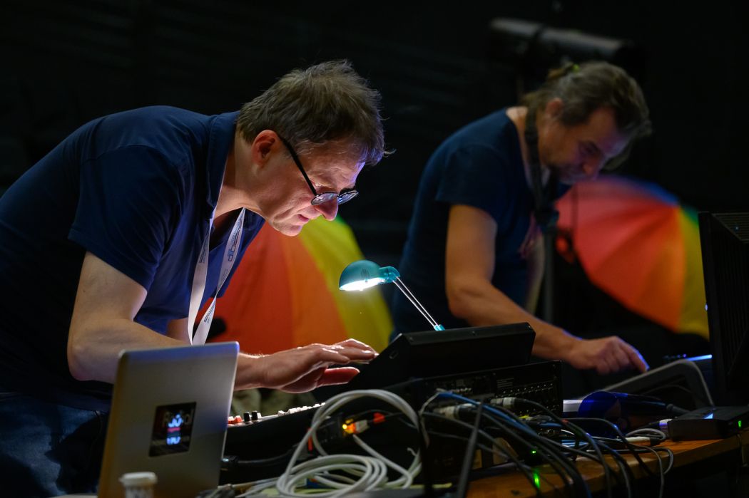 Deux techniciens devant des appareils éléctroniques