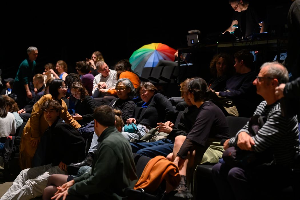 Groupe de personnes dans une salle de spectacle