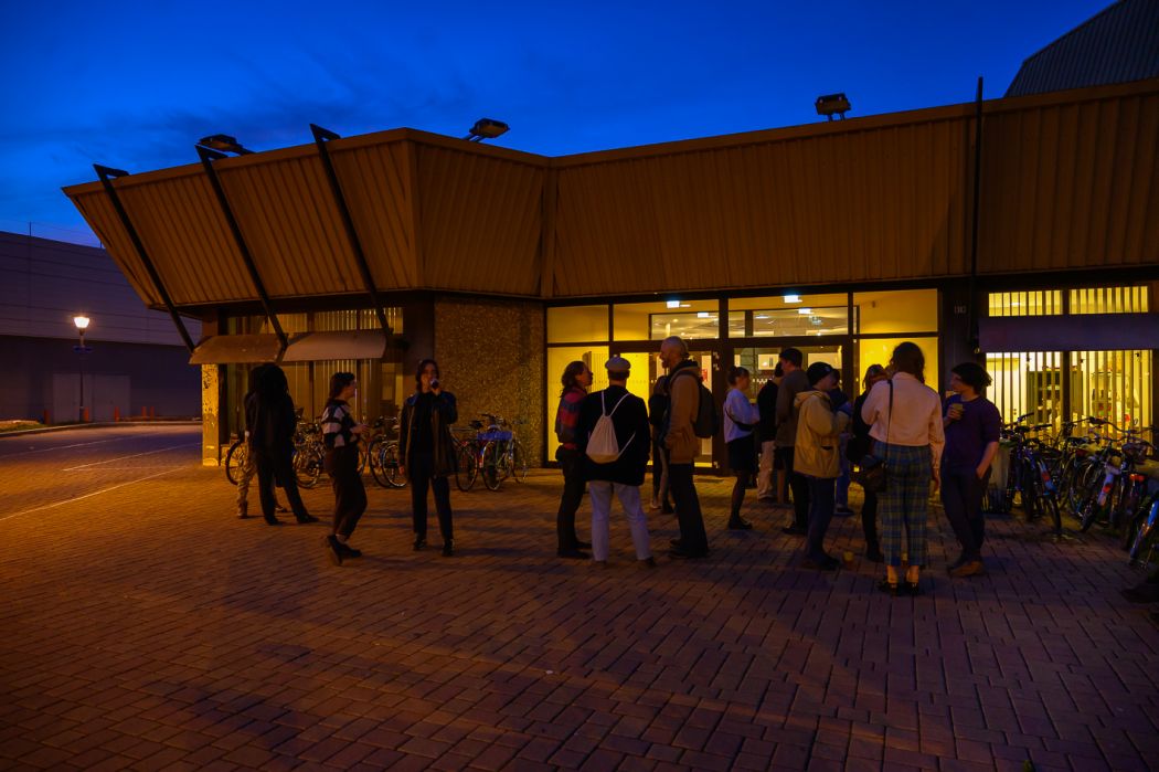 Entrée du théâtre de Hautepierre avec une partie du public du festival