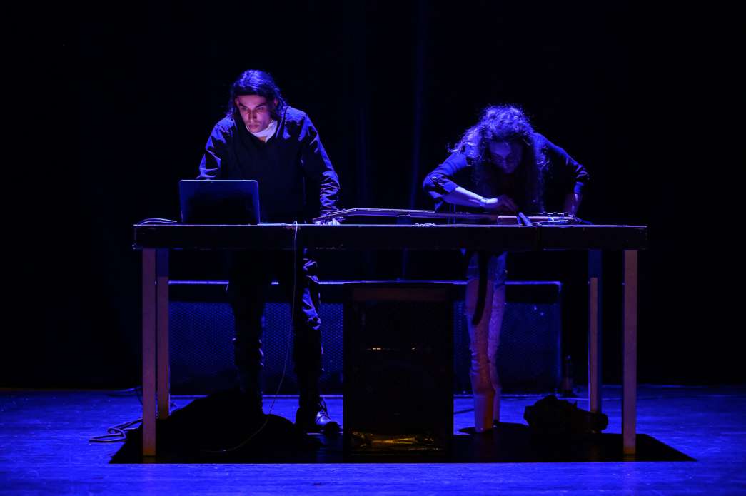 Raphaëlle Lambert et Raphaël Amour Corniglion Faccioli, Éffusions 3. INACT Festival des Arts Mutants 2023, Dissensus.