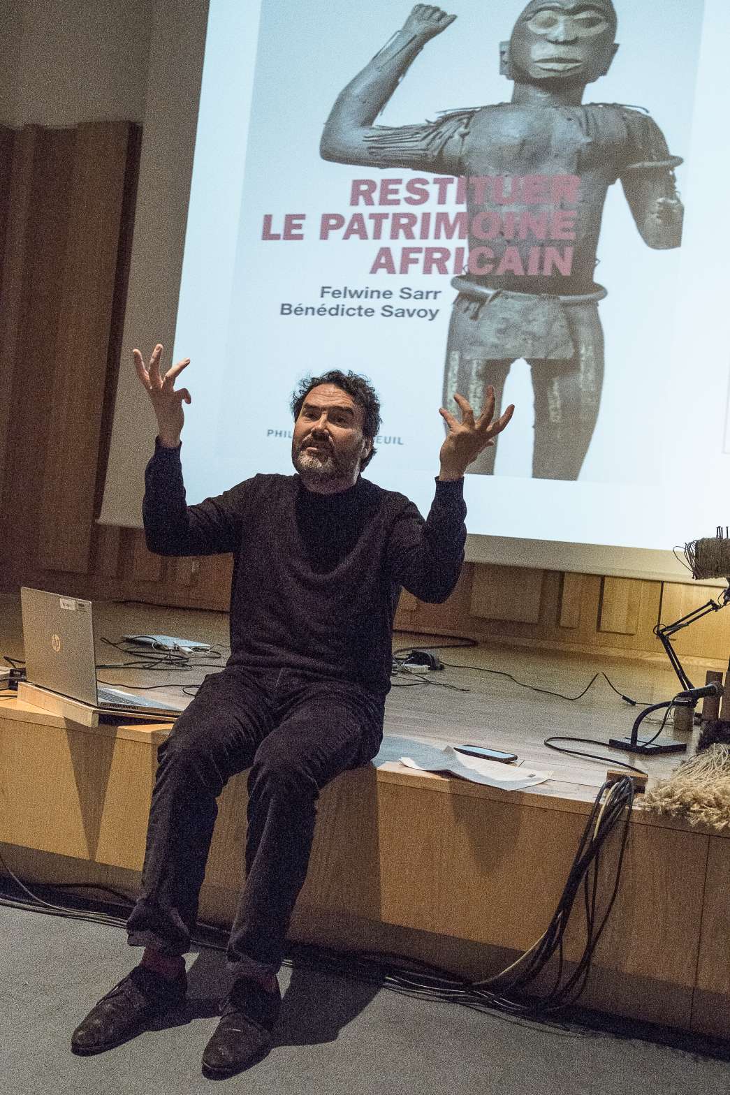 Bernard Müller, L’espace public comme théâtre. Le déni colonial. INACT Festival des Arts Mutants 2023, Dissensus.