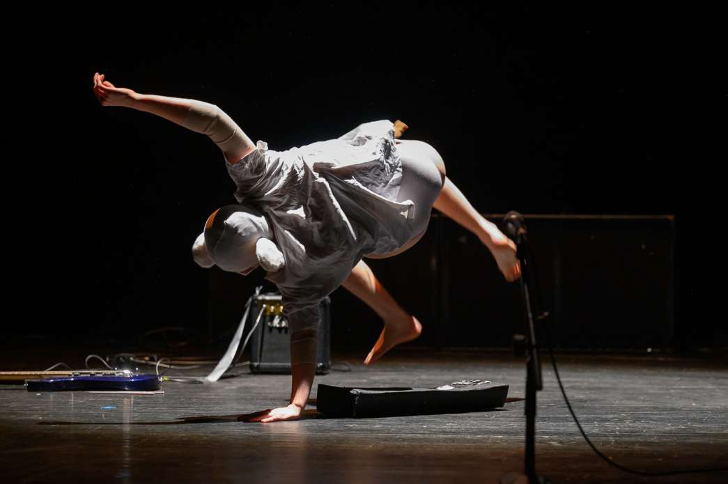 Emma Kerssenbrock, La musique occidentale s'oxyde un peu. INACT Festival des Arts Mutants 2023, Dissensus.