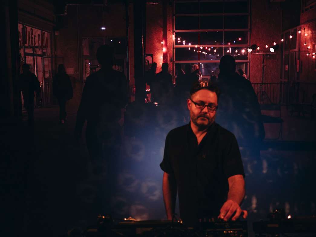 6-nal, « Live DJ set ». INACT Festival des Arts Mutants 2021 « Inframince » Photo : Valentine Zeler et Patrick Lambin.
