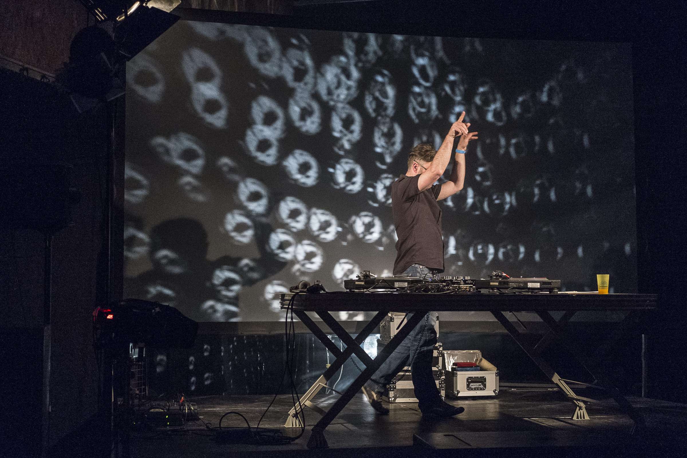 Frédéric Cisnal, « Live DJ set ». INACT Festival des Arts Mutants 2021 «‍ Inframince » Photo : Patrick Lambin.