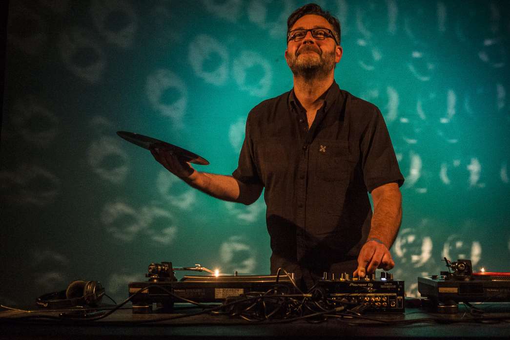 6-nal, « Live DJ set ». INACT Festival des Arts Mutants 2021 « Inframince » Photo : Valentine Zeler et Patrick Lambin.