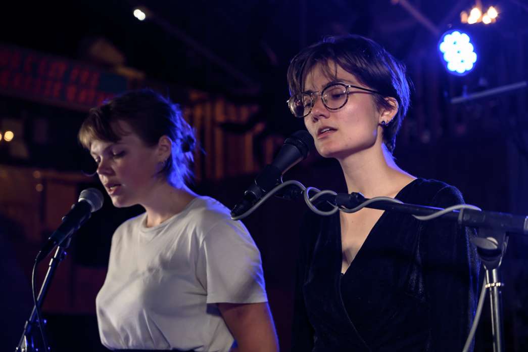 Beatrice Masters et Melissa Weikart, « Beatrice Melissa Live ». INACT Festival des Arts Mutants 2021. Photo : Christophe de Barry / Hans Lucas.