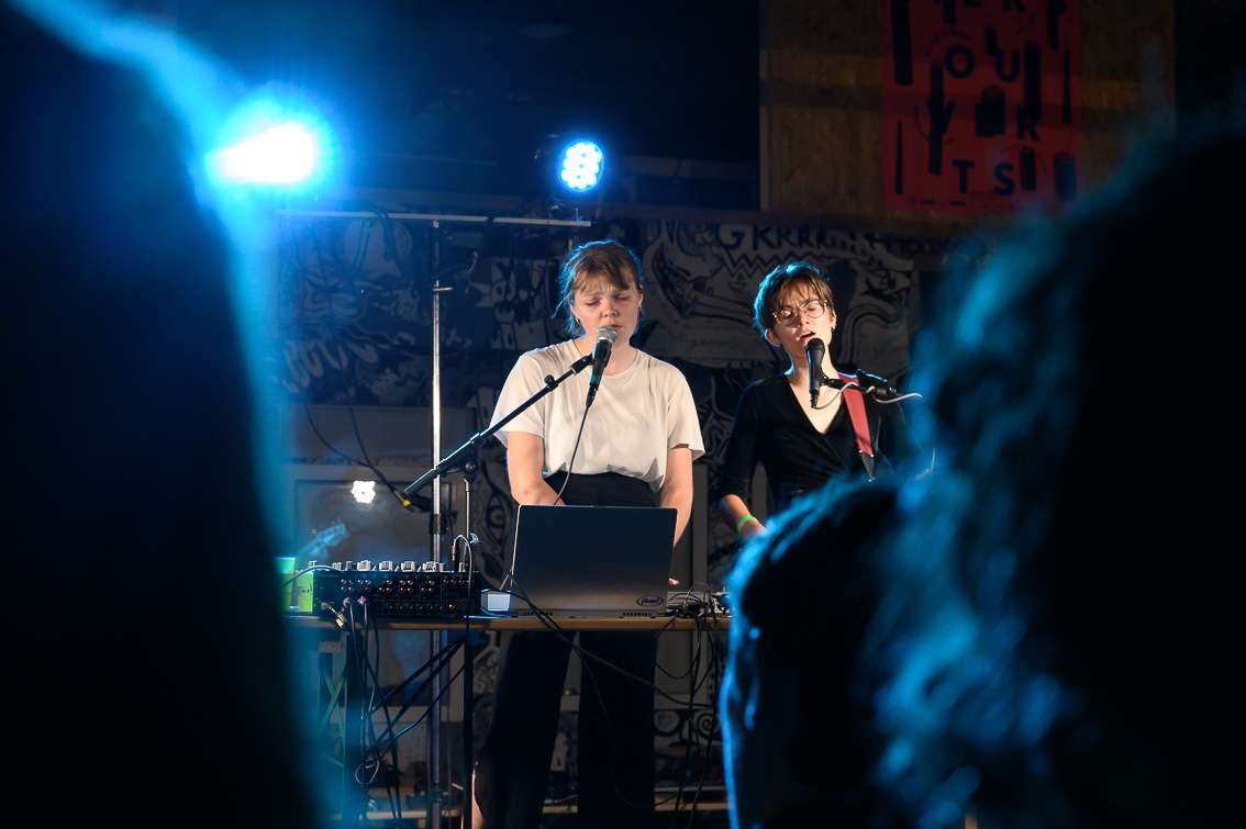 Beatrice Masters et Melissa Weikart, « Beatrice Melissa Live ». INACT Festival des Arts Mutants 2021. Photo : Christophe de Barry / Hans Lucas.