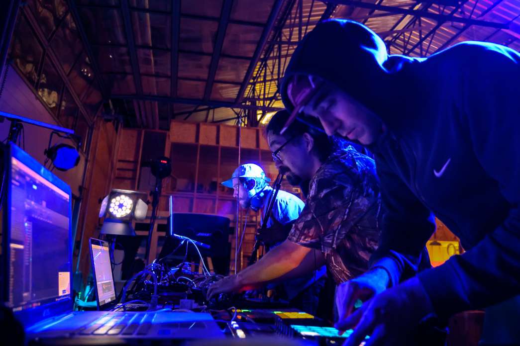 Altf4, Paul Henrri et Imàlà alias BimBamBoum « Live DJ Set ». INACT Festival des Arts Mutants 2021 « Inframince » Photo : Christophe de Barry / Hans Lucas et Patrick Lambin.