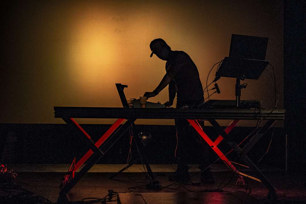 Dimitri Rossi, « Live DJ set ». INACT Festival des Arts Mutants 2021 « Inframince » Photo : Valentine Zeler et Patrick Lambin.