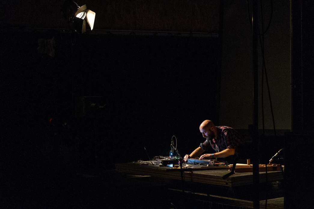 Alan Affichard, « Elpmas Orchestra ». INACT Festival des Arts Mutants 2021 « Inframince » Photo : Valentine Zeler et Patrick Lambin.