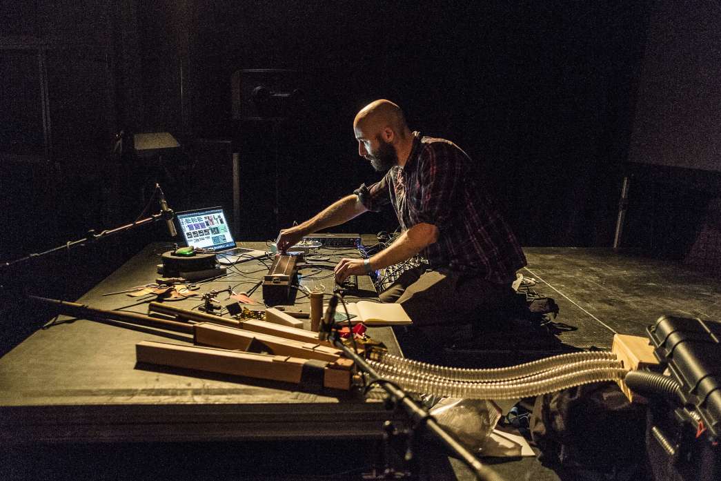 Alan Affichard, « Elpmas Orchestra ». INACT Festival des Arts Mutants 2021 « Inframince » Photo : Valentine Zeler et Patrick Lambin.