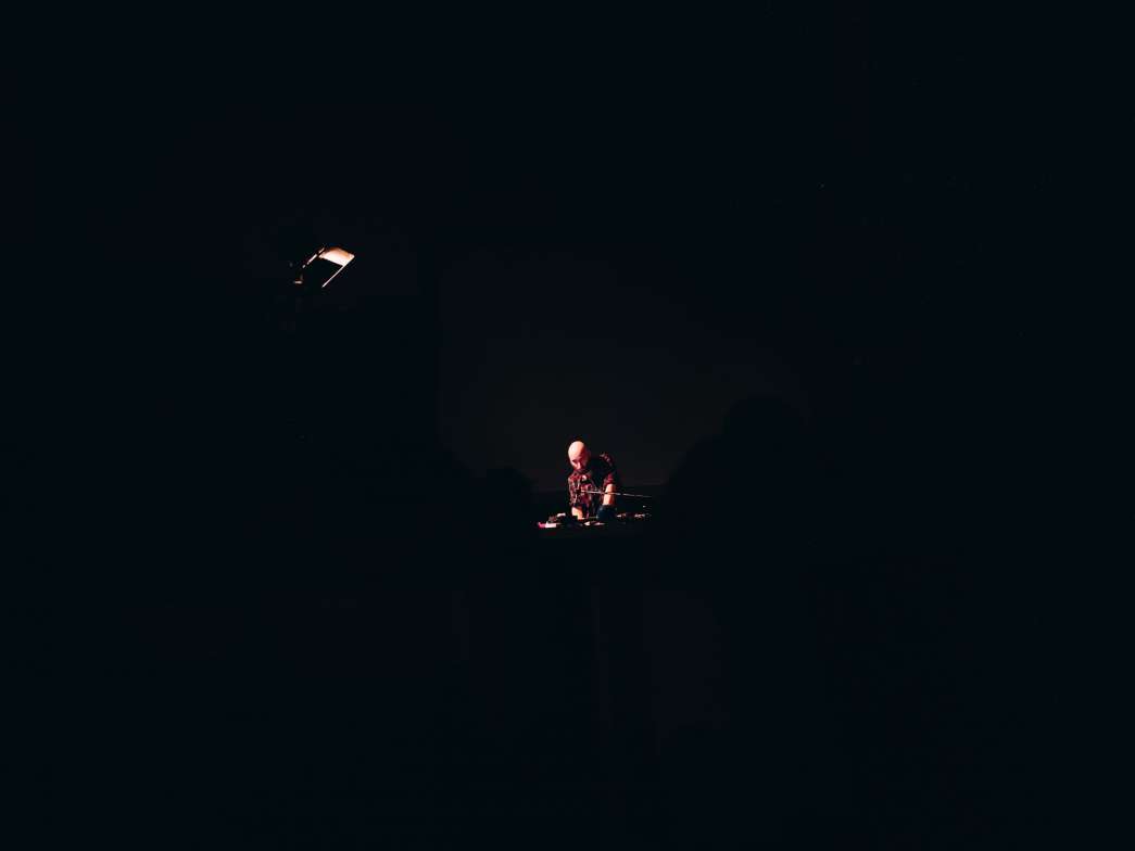 Alan Affichard, « Elpmas Orchestra ». INACT Festival des Arts Mutants 2021 « Inframince » Photo : Valentine Zeler et Patrick Lambin.