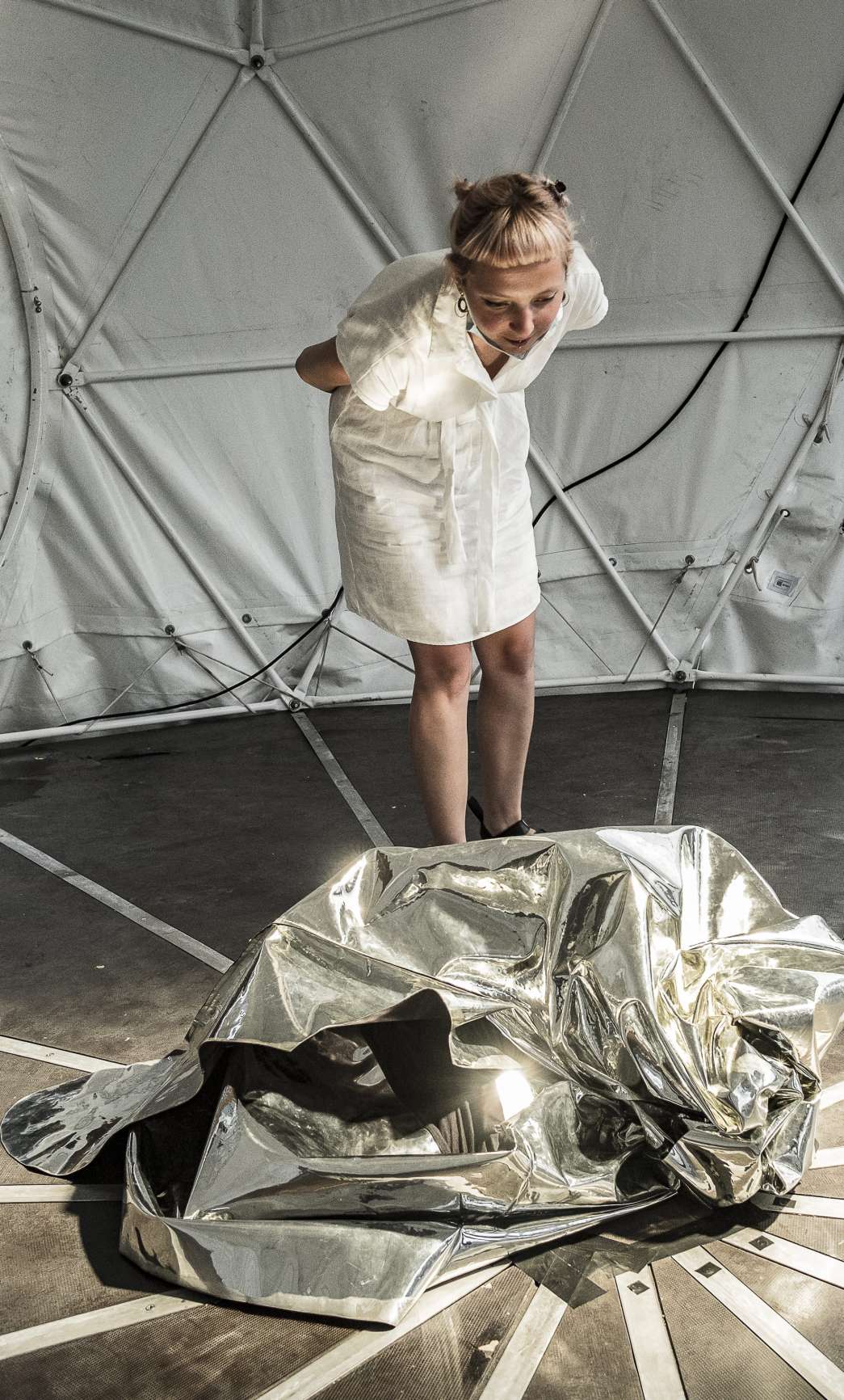 Jenny Abouav, « Enveloppe — sculpture vivante ». INACT Festival des Arts Mutants 2021. Photo : Christophe de Barry / Hans Lucas et Patrick Lambin.