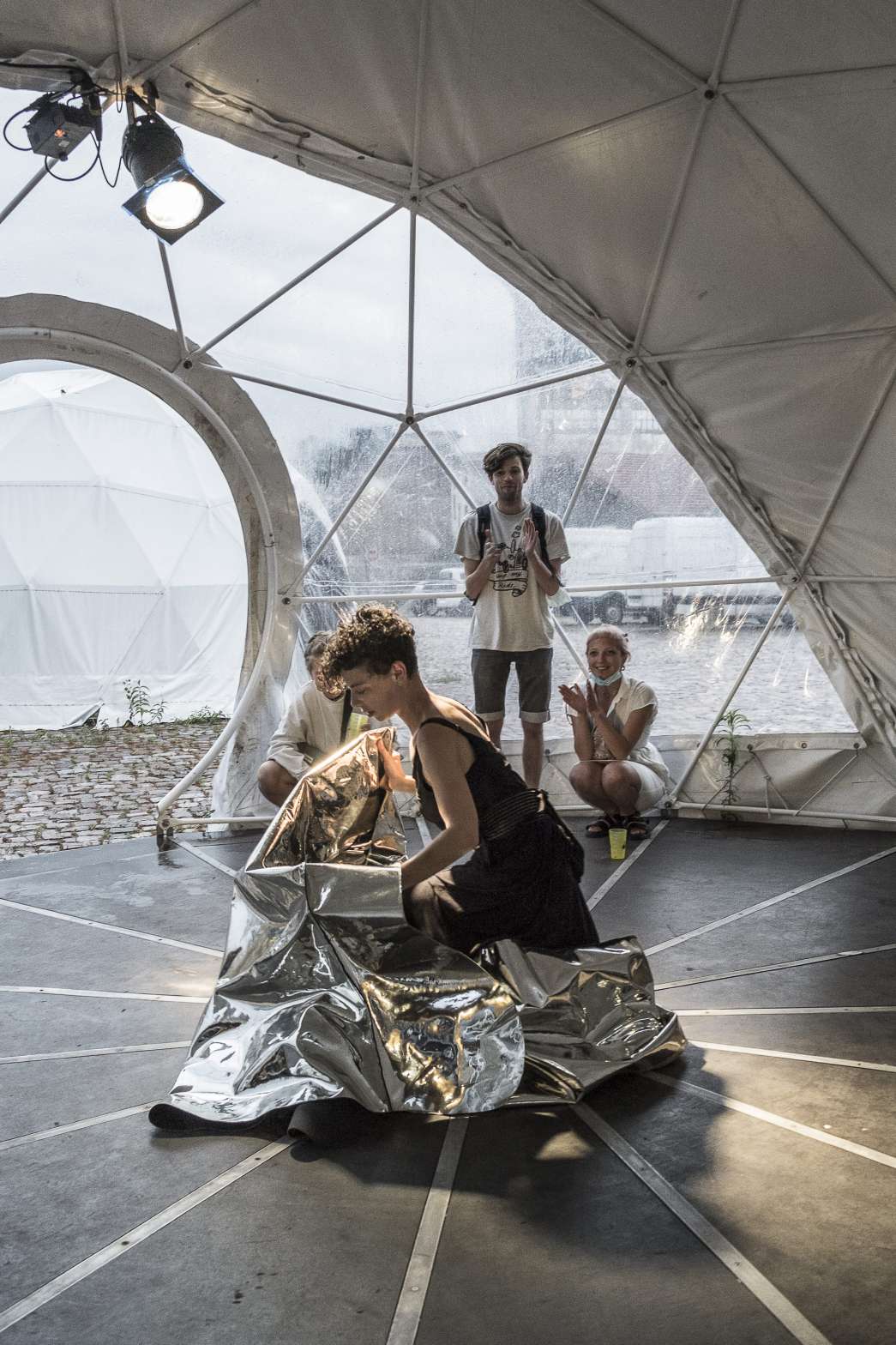 Jenny Abouav, « Enveloppe — sculpture vivante ». INACT Festival des Arts Mutants 2021. Photo : Christophe de Barry / Hans Lucas et Patrick Lambin.