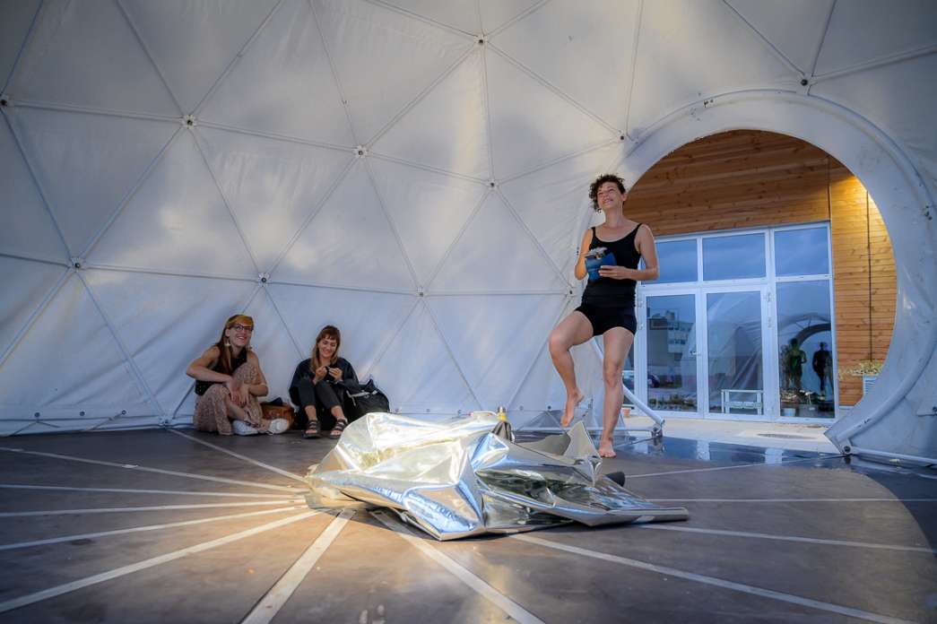 Jenny Abouav, « Enveloppe — sculpture vivante ». INACT Festival des Arts Mutants 2021. Photo : Christophe de Barry / Hans Lucas et Patrick Lambin.