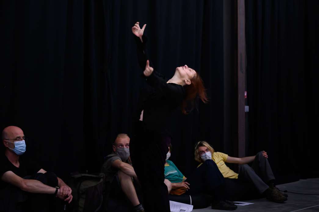 Olga Messa, « Une table à soi : danse de mains #3 ». INACT Festival des Arts Mutants 2021 « Inframince » Photo : Christophe de Barry / Hans Lucas et Patrick Lambin.