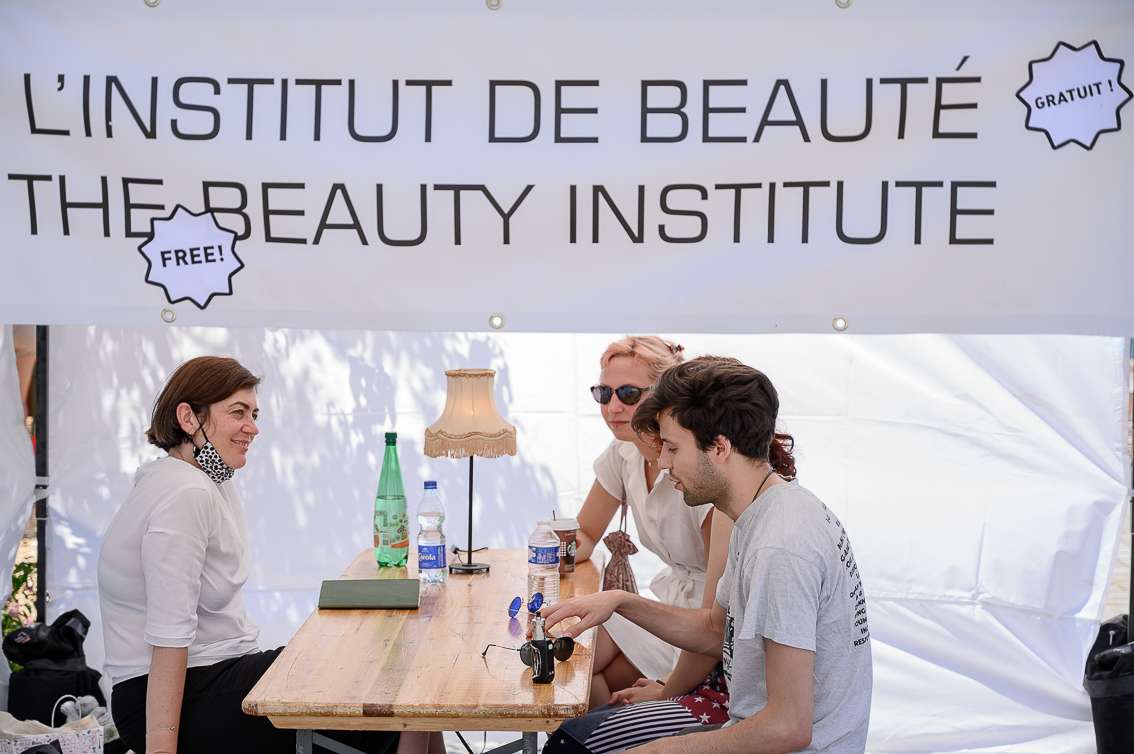 Adina Ochea « Institut de beauté gratuit / Free beauty institute ». INACT Festival des Arts Mutants 2021 «‍ Inframince » Photo : Christophe de Barry / Hans Lucas.