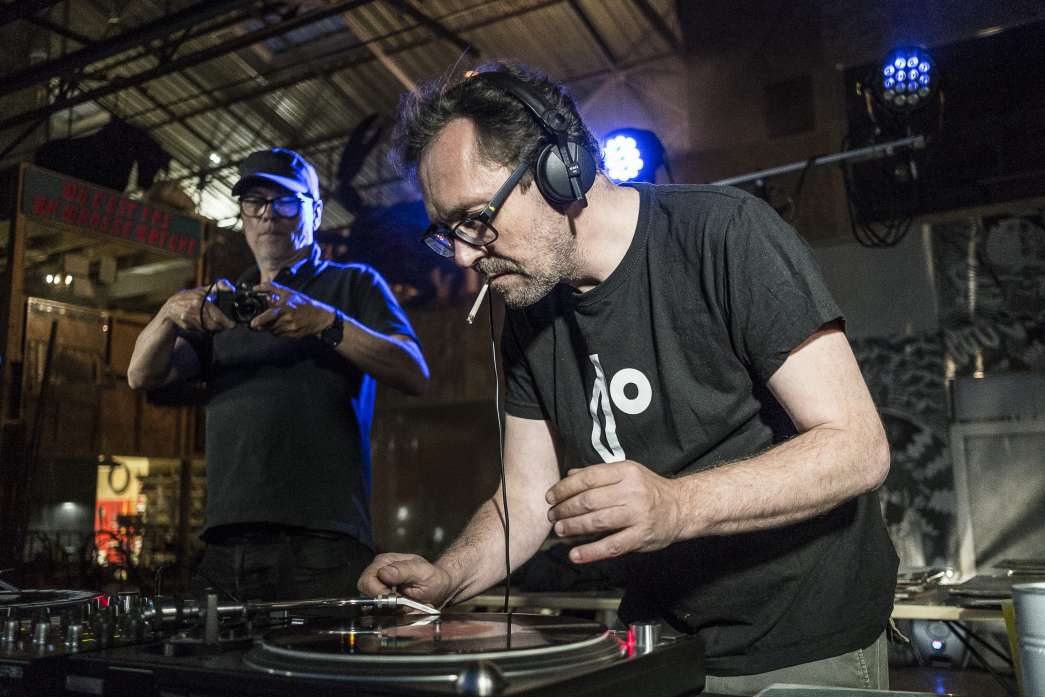 David Thiriet et Jean-Luc Billing, « Les mutants ont des oreilles, Live DJ set ». INACT Festival des Arts Mutants 2021 «‍ Inframince » Photo : Christophe de Barry / Hans Lucas et Patrick Lambin.