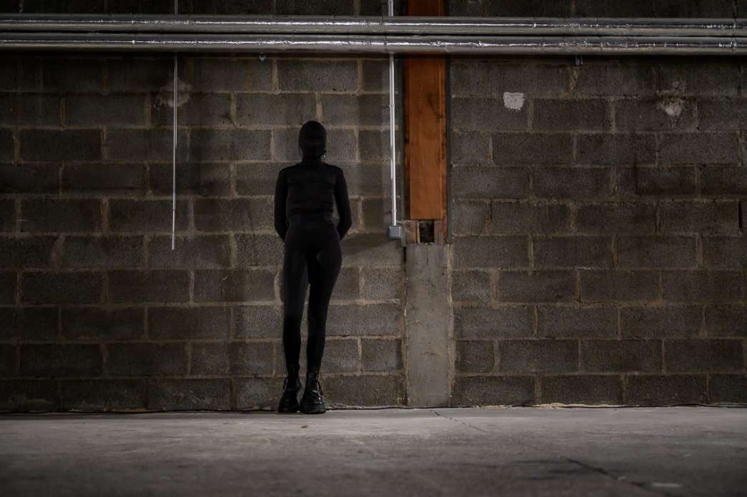 Mahé Cabel alias Rose de Bordel, « Les peurs qui nous tiennent captif·ves ». INACT Festival des Arts Mutants 2021 « Inframince » Photo : Christophe de Barry / Hans Lucas et Patrick Lambin.