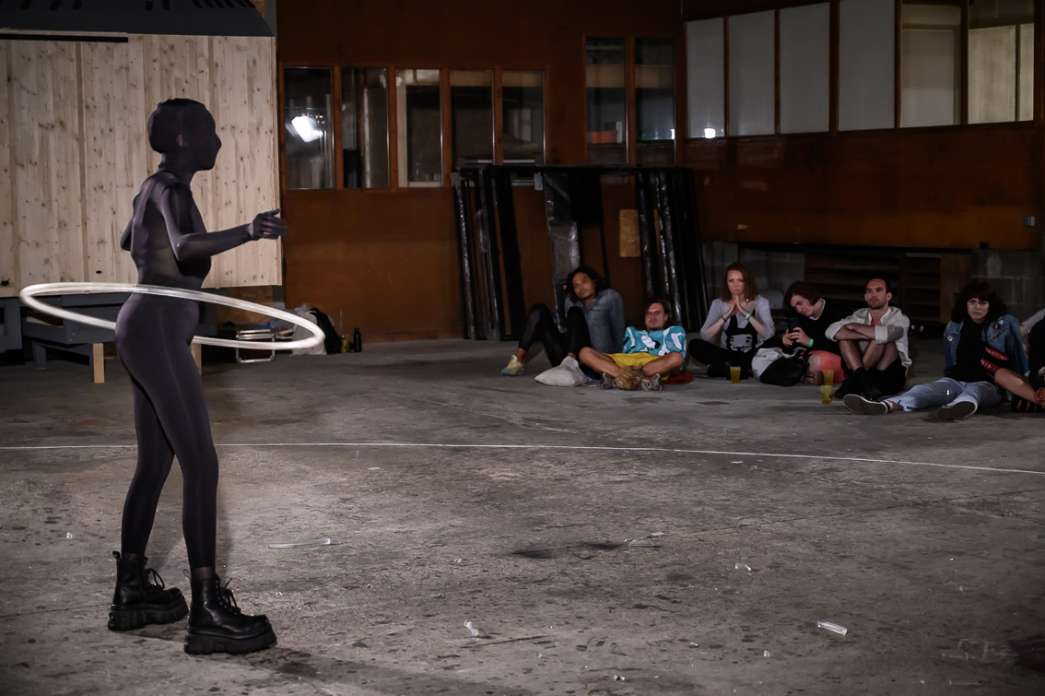 Mahé Cabel alias Rose de Bordel, « Les peurs qui nous tiennent captif·ves ». INACT Festival des Arts Mutants 2021 « Inframince » Photo : Christophe de Barry / Hans Lucas et Patrick Lambin.
