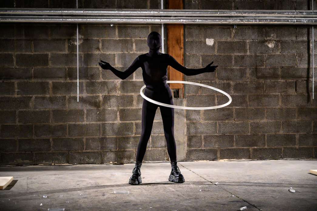 Mahé Cabel alias Rose de Bordel, « Les peurs qui nous tiennent captif·ves ». INACT Festival des Arts Mutants 2021 « Inframince » Photo : Christophe de Barry / Hans Lucas et Patrick Lambin.