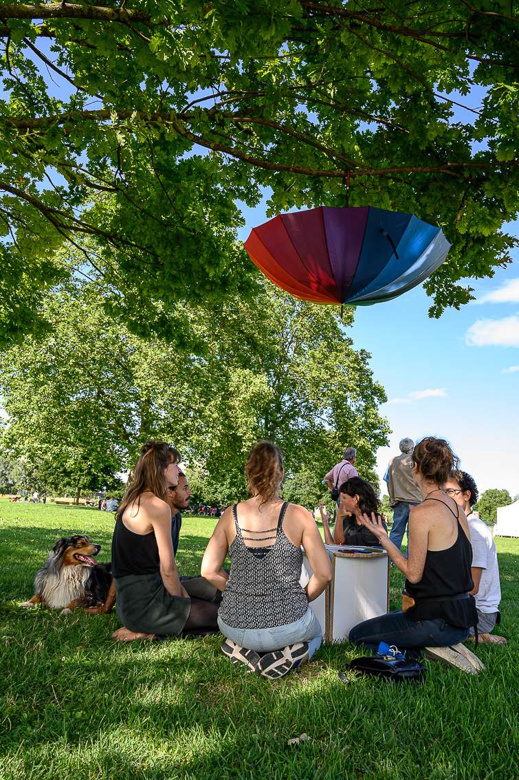 Émilou Duvauchelle, Elsa Chomienne et Adèle Vanhée alias Les pieds au mur, « Cartes sur table ». INACT Festival des Arts Mutants 2021 « Inframince » Photo : Christophe de Barry / Hans Lucas.