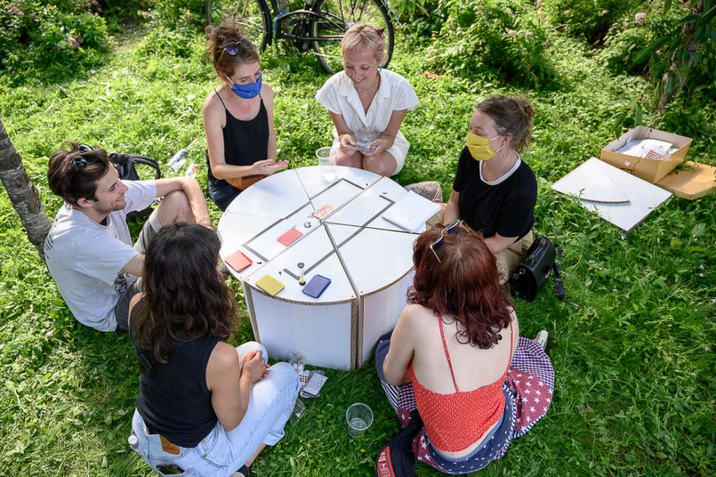 Émilou Duvauchelle, Elsa Chomienne et Adèle Vanhée alias Les pieds au mur, « Cartes sur table ». INACT Festival des Arts Mutants 2021 « Inframince » Photo : Christophe de Barry / Hans Lucas.