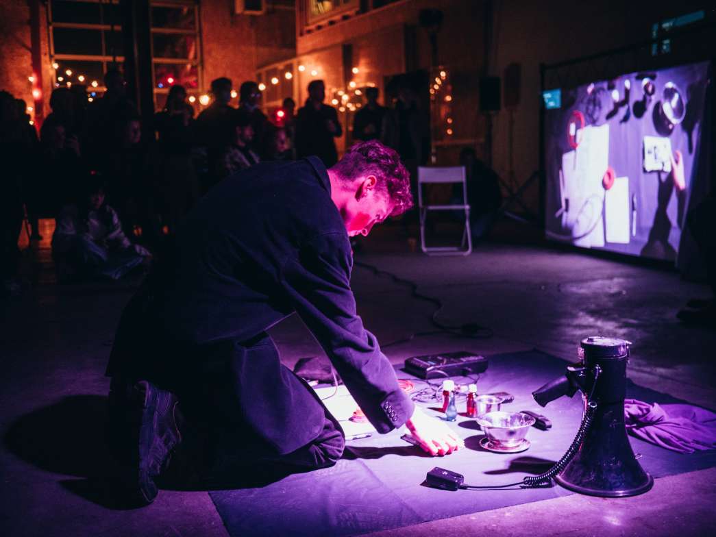 Matthieu Fuentes, « Percefiction contre « Toujours Pire » ; Le rideau de Pythagore ». INACT Festival des Arts Mutants 2021 « Inframince » Photo : Valentine Zeler et Patrick Lambin.